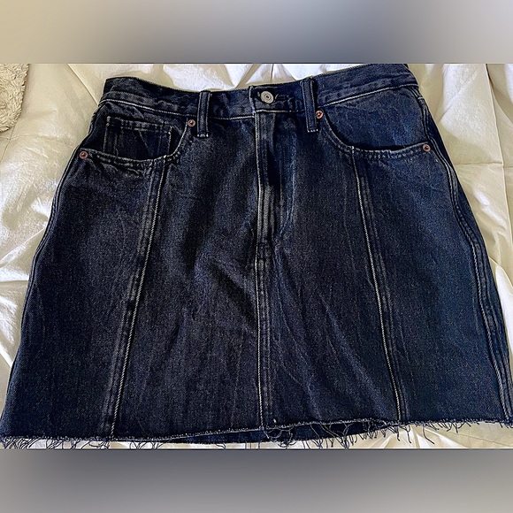 Abercrombie & Fitch Dresses & Skirts - Abercrombie & Fitch Natural Rise Skirt.  Black  size 6/28.  Excellent condition